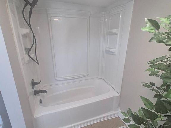 4th image of 801 N New St