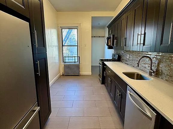 3rd image of 627 Willoughby Ave #1R