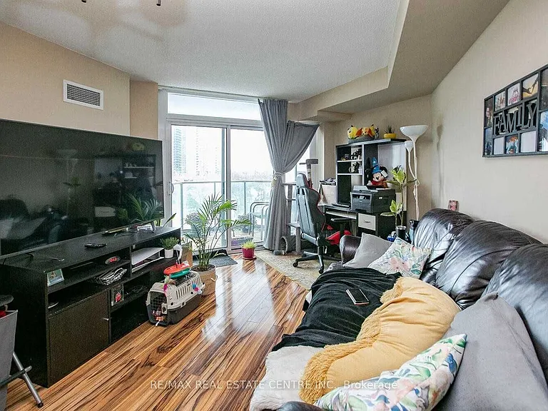 9 George St N #814 — Photo 4