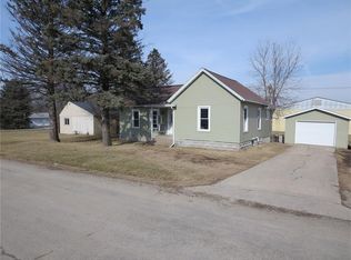 124 W Vinton St, Coggon, IA 52218