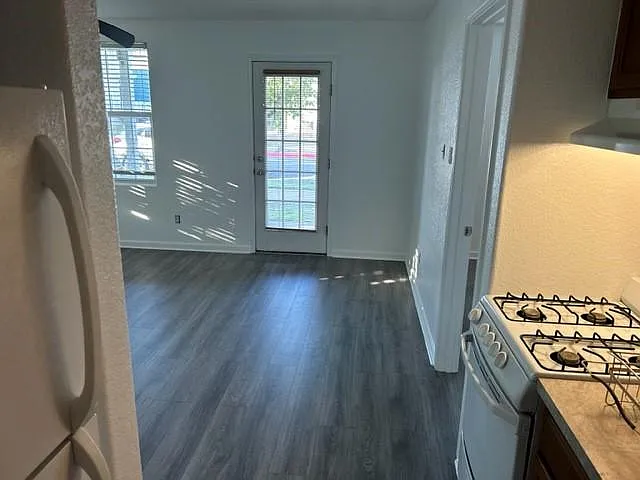 1 bed, 550 sqft, $975 — Photo 2