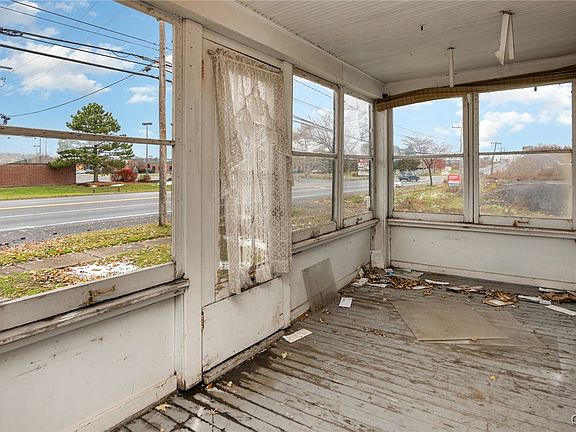 5th image of 152 N Burdick St