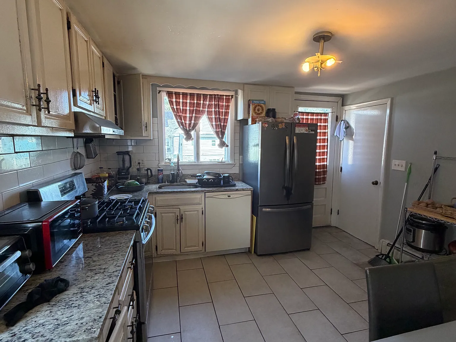 4 bed, 1200 sqft, $3,800 — Photo 2