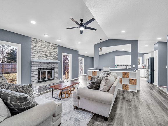4th image of 1920 N Wood Dr