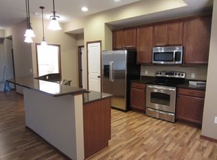 1846 Plymouth Ln UNIT 102, Chanhassen, MN 55317