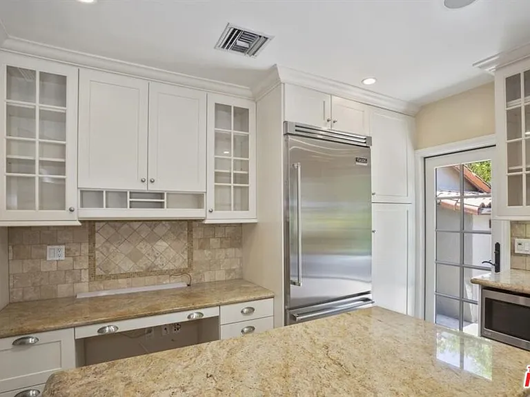 530 Westmount Dr — Photo 9