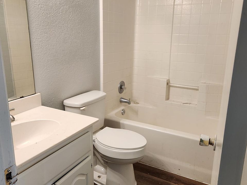 2nd image of 563 N Bryant Ave