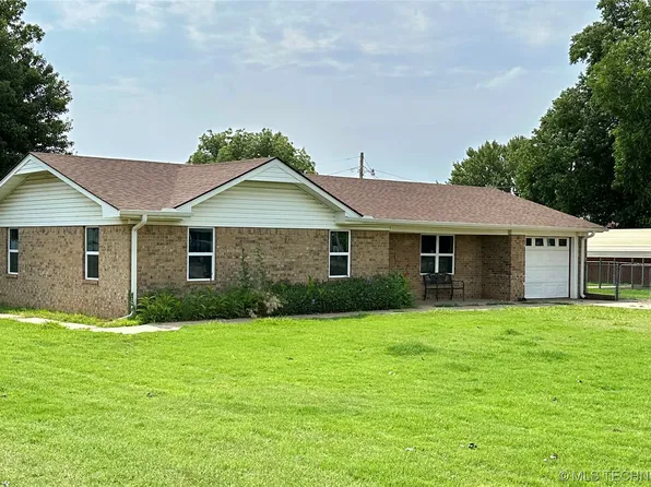 802 NE 8th St, Waurika, OK 73573