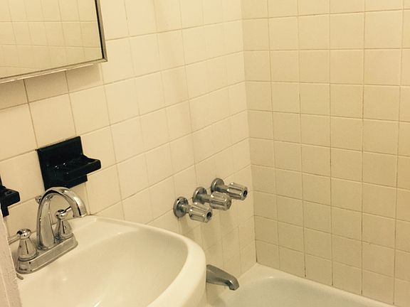 5th image of 2267 28th St APT 1R