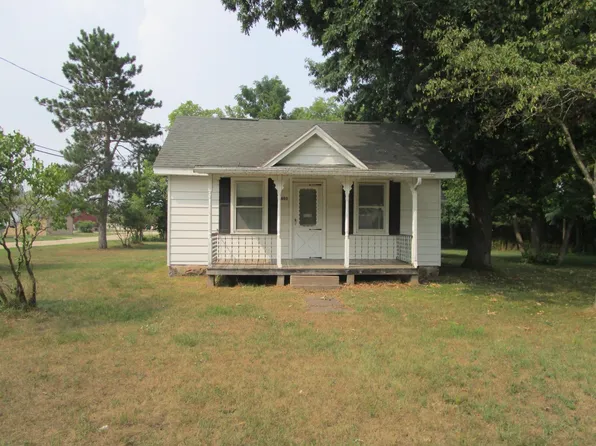 803 Bartlett St, Waupaca, WI 54981