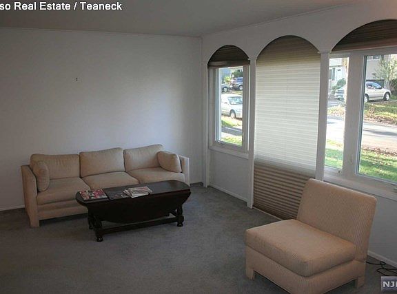 3rd image of 917 Eastlawn Dr
