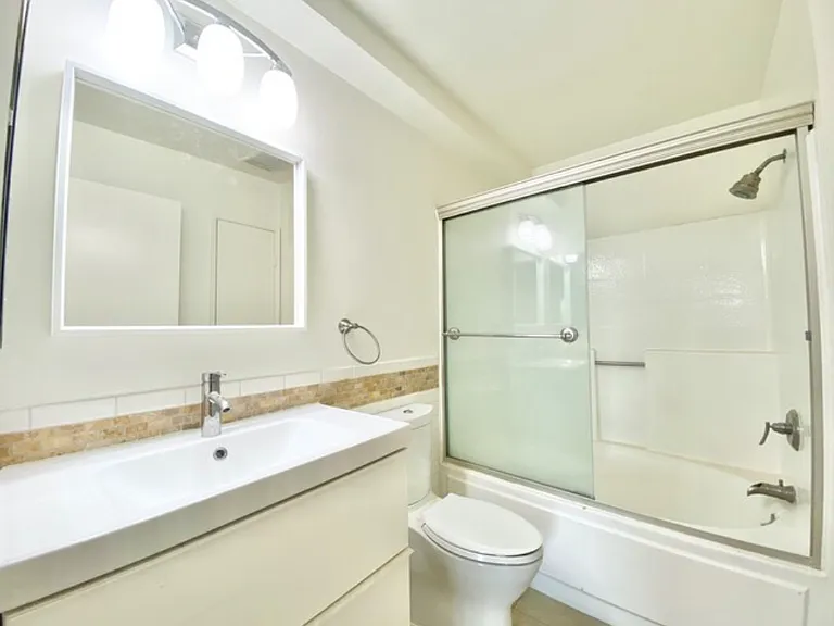 Burton Way Apartments — Photo 27