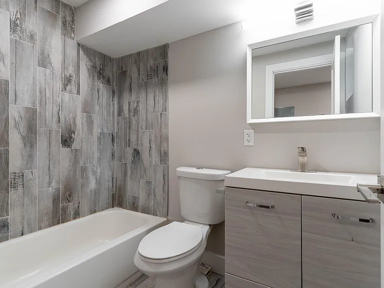 Bathroom (Downstairs)