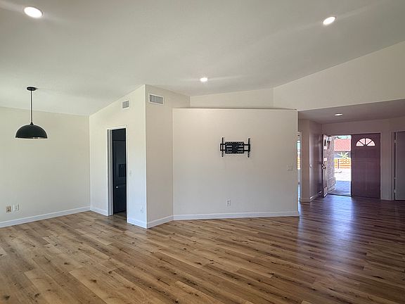 4th image of 386 Encino Dr