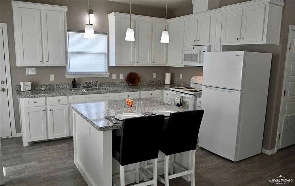 2 bed, 2.0 bath, 4050 sqft, $1,100 — Photo 4