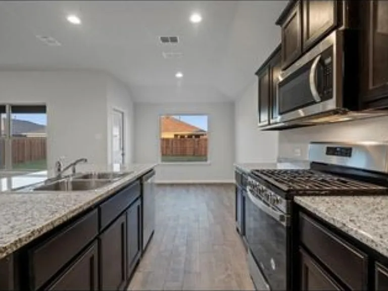 321 Youngblood Ln — Photo 2