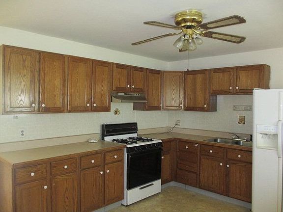 3rd image of 1015 Pell St