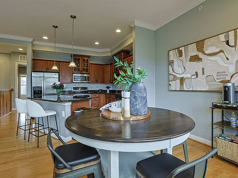 215 Stetson St — Photo 11