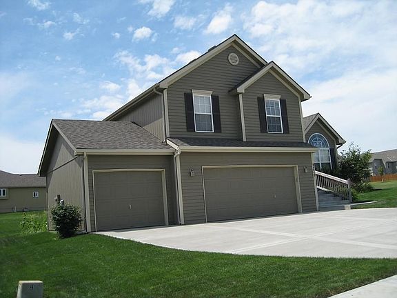 Third-car has plenty of driveway to pull out easily.