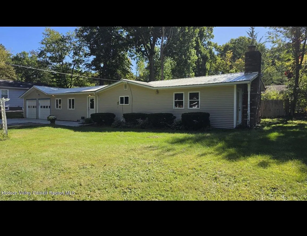 3 bed, 1.5 bath, 1400 sqft, $2,500 — Photo 1