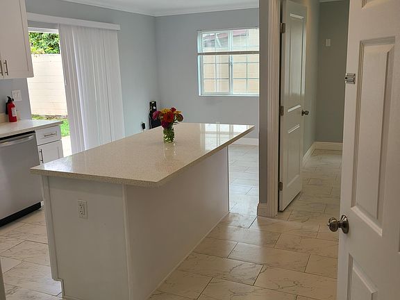 4th image of 896 S Gordon St #A