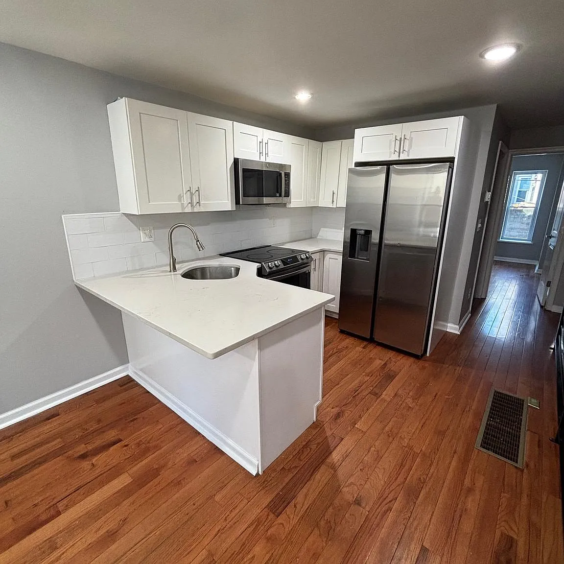 3 bed, 1000 sqft, $2,650 — Photo 1