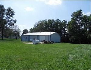 40 x 60 shop with 200A Electric & Water
						:
						Sink, toilet, water spigots, electrical outlets, oil heater.