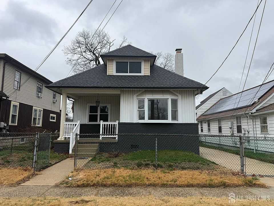 1st image of 814 Hessian Ave