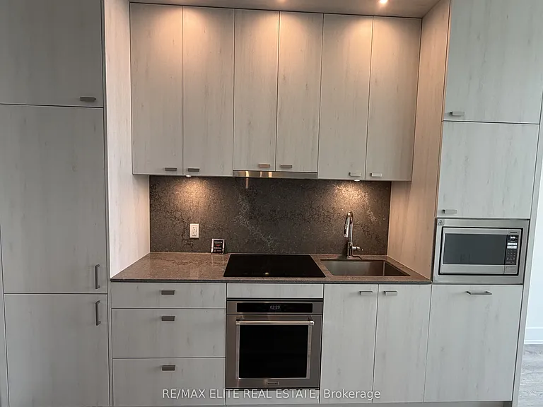 858 Dupont St #Penthouse 07 — Photo 5