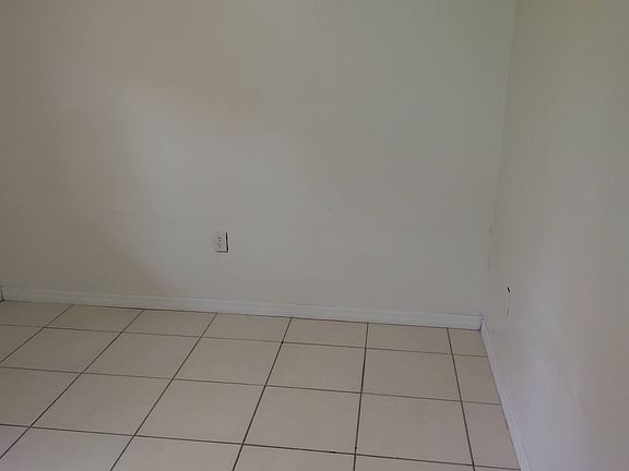 3rd image of 1068 Ainsworth St E
