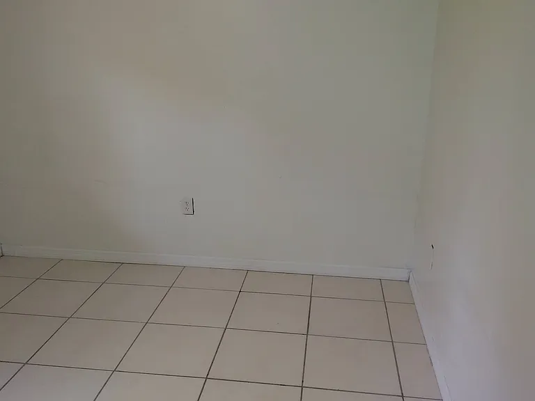 1068 Ainsworth St E — Photo 14
