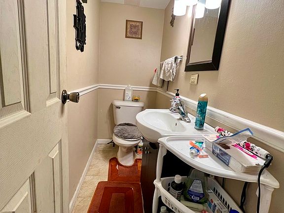 4th image of 1077 Bristol Ct