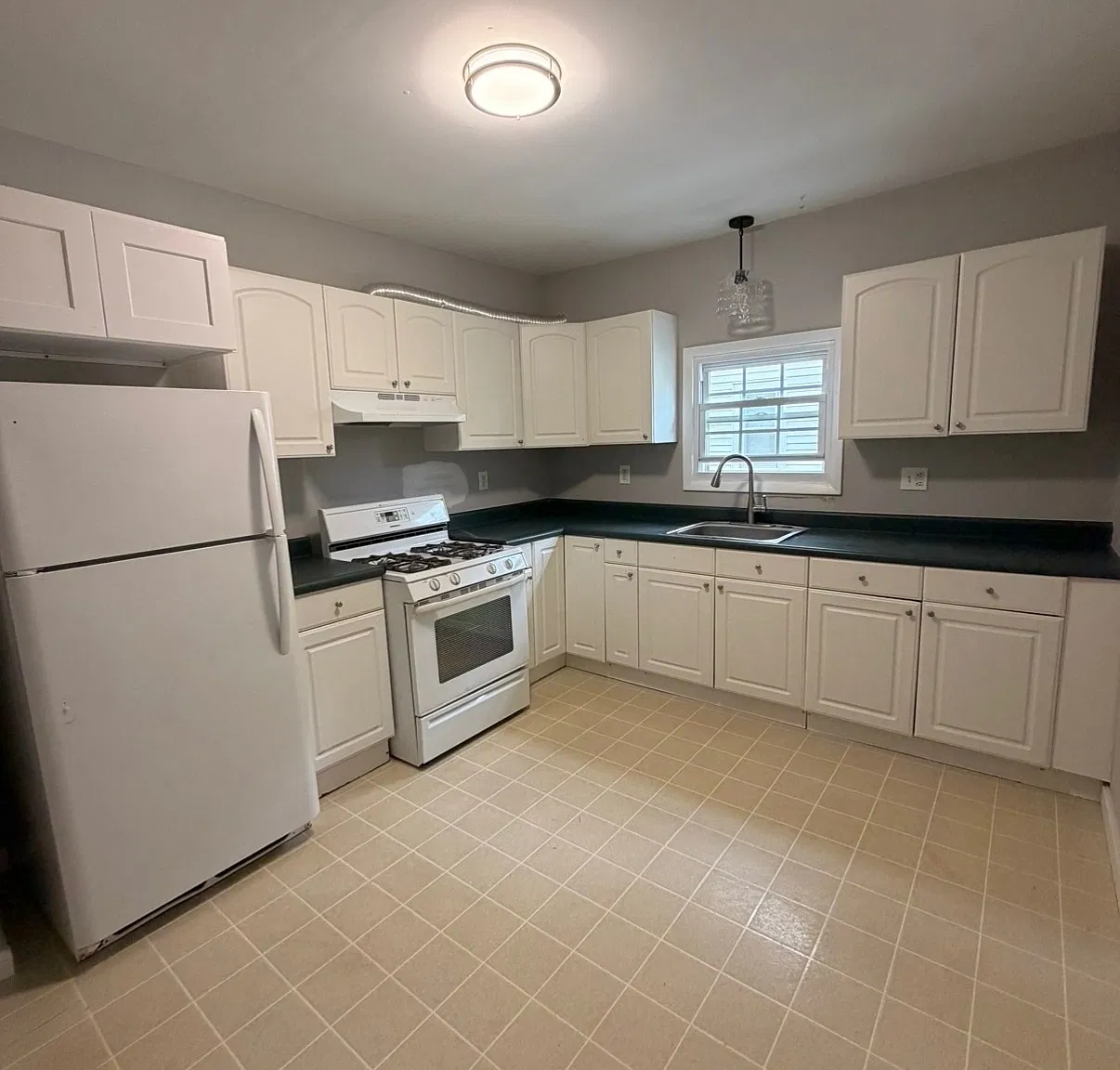3 bed, 1.0 bath, 3048 sqft, $2,000 — Photo 2