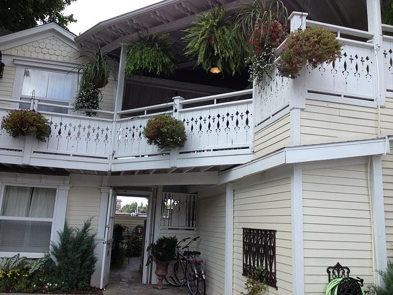 1st image of 301 W Dickson St