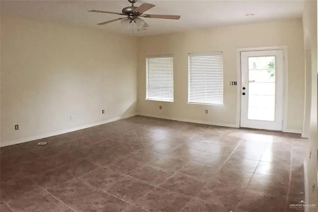 3 bed, 3.5 bath, 2370 sqft, $2,000 — Photo 3