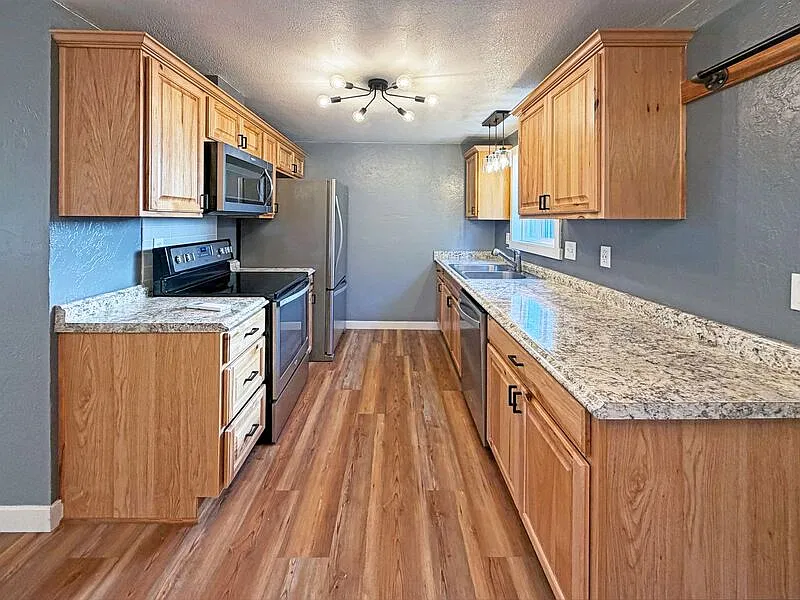 3 bed, 1.0 bath, 895 sqft, $1,795 — Photo 4