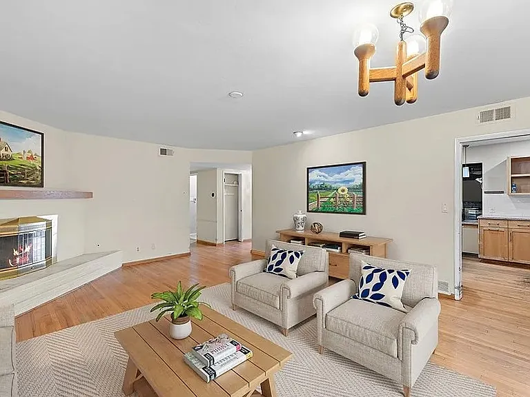 193 Knox Ct — Photo 1