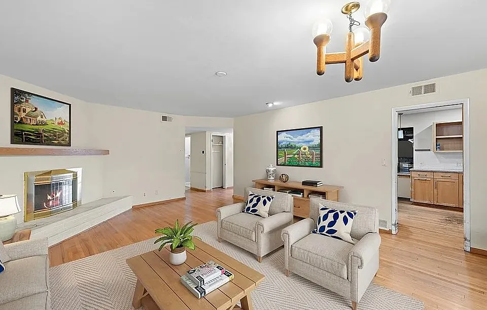 193 Knox Ct