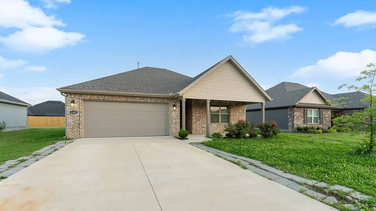 1902 Endura Park Dr in Siloam Springs, AR 72761 — Photo 2