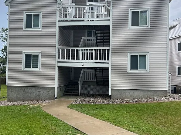 89 Country Club Dr Unit 4, Arapahoe, NC 28510