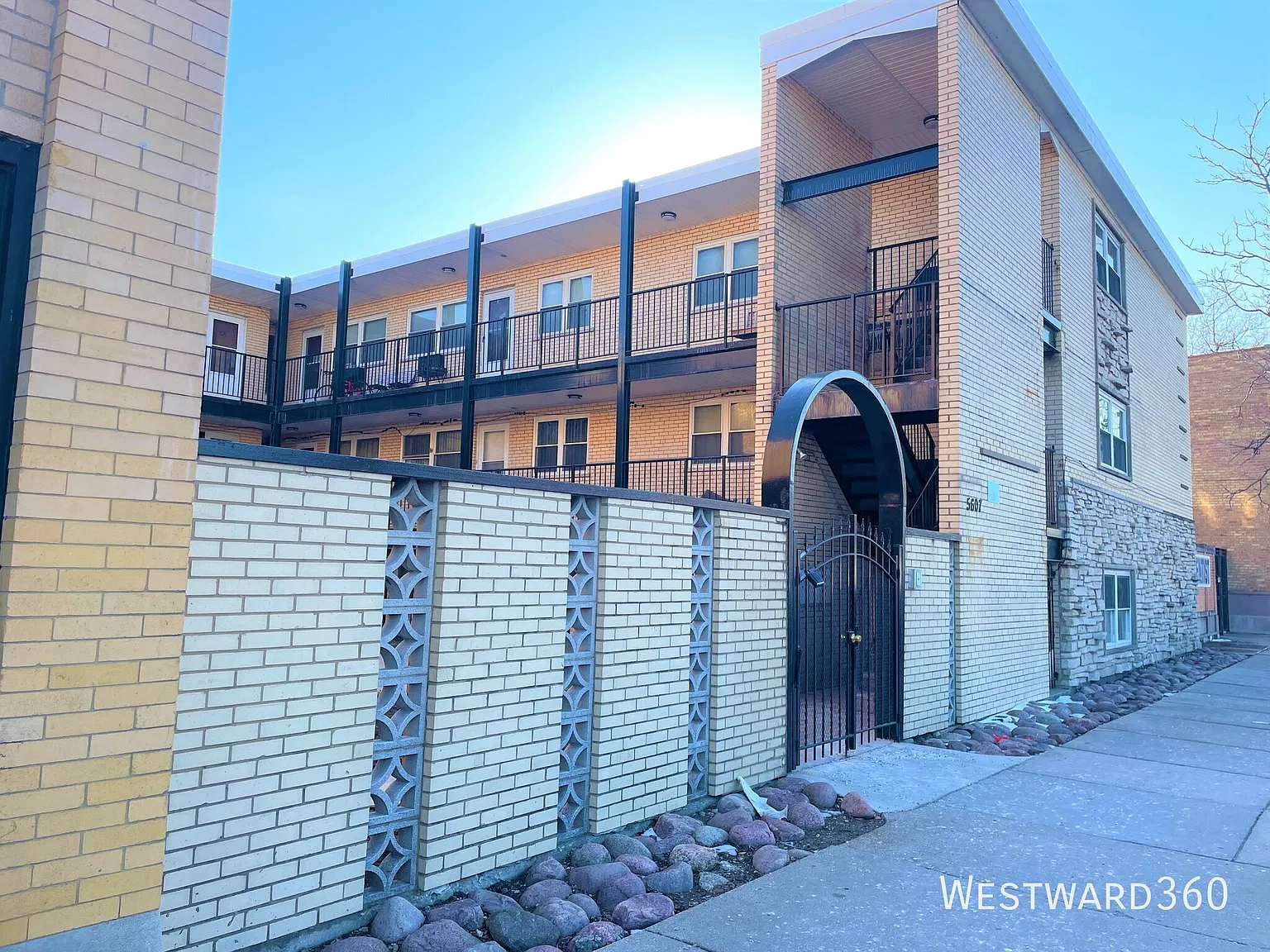 5607 W Irving Park / 1 bed - 1 bath / Available ASAP — Photo 1