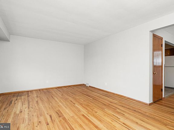 3rd image of 10 Whitman Rd