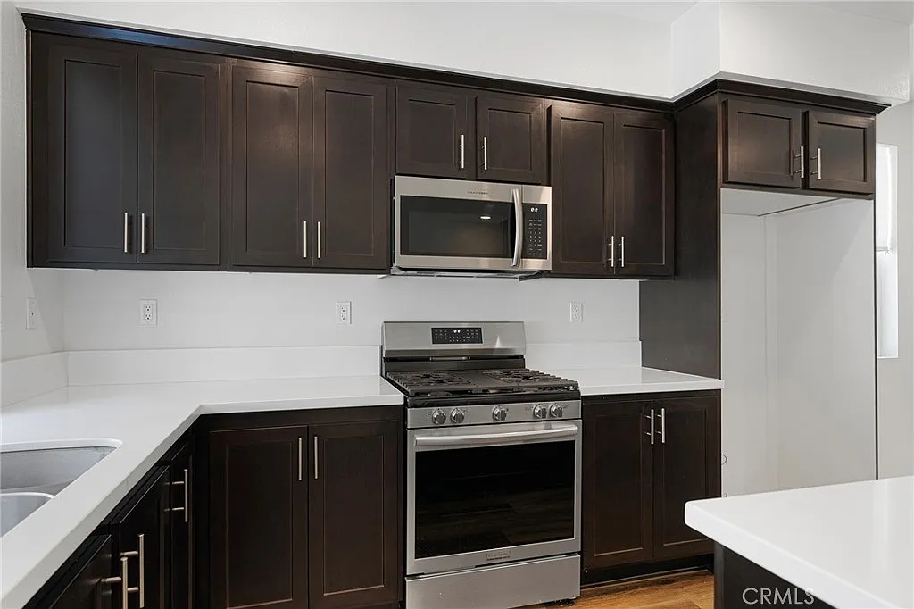 3 bed, 2.5 bath, 1609 sqft, $4,500 — Photo 4