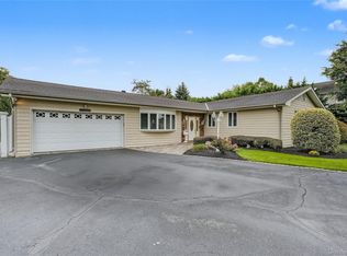 3 Feather Ln, Commack, NY 11725