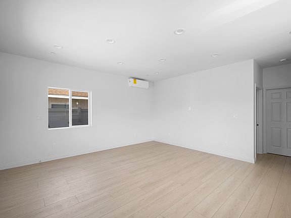 4th image of 11744 Glencrest Dr