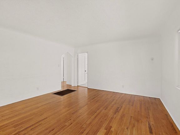 5th image of 233 Solano Dr NE