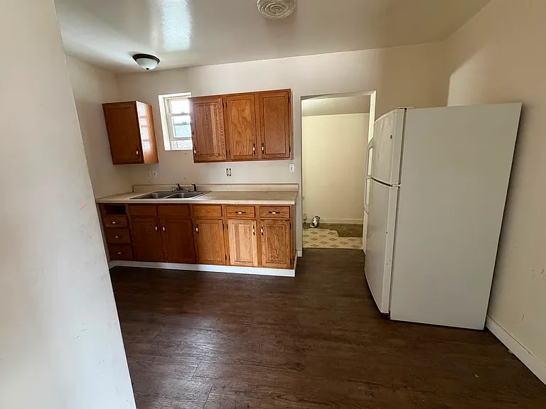 115 S Sherman St — Photo 4