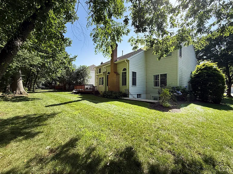 8011 Lions Crest Way — Photo 37
