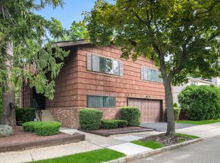 1 Edgewood Pl, Great Neck, NY 11024
