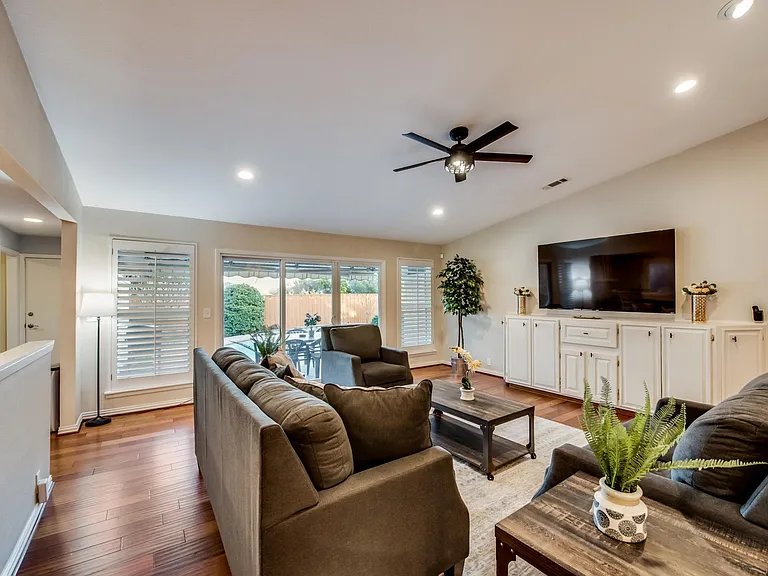 8810 Vista Oaks Cir — Photo 25